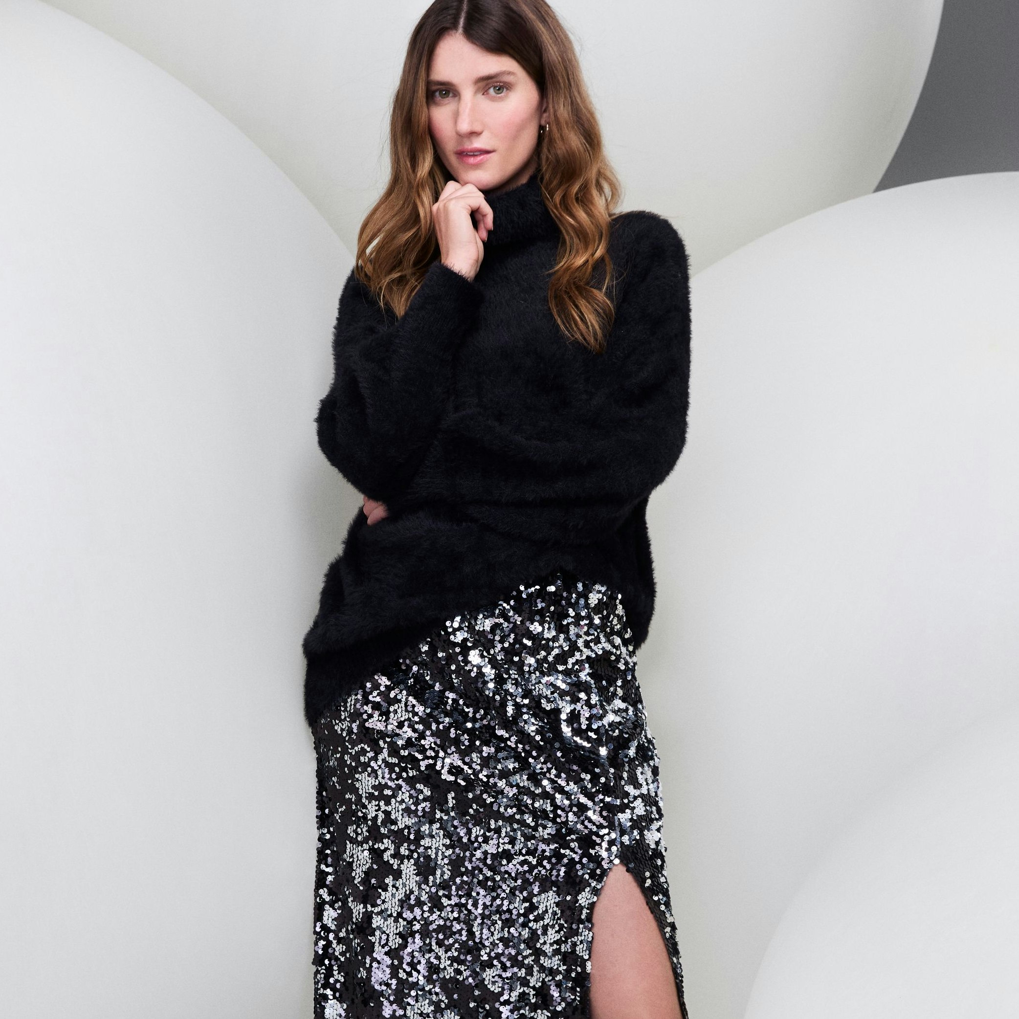 Der Pailettenrock, kombiniert mit einem Rolli, wird jetzt zum Festtagsoutfit.