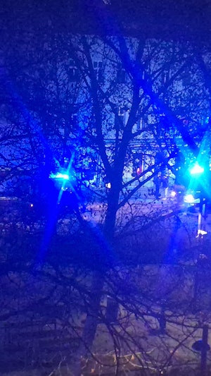 Wohnhausbrand Floridsdorf: Feuerwehr rettet drei Personen bei Großeinsatz in Wien. Brandursache noch unklar, Ermittlungen laufen.