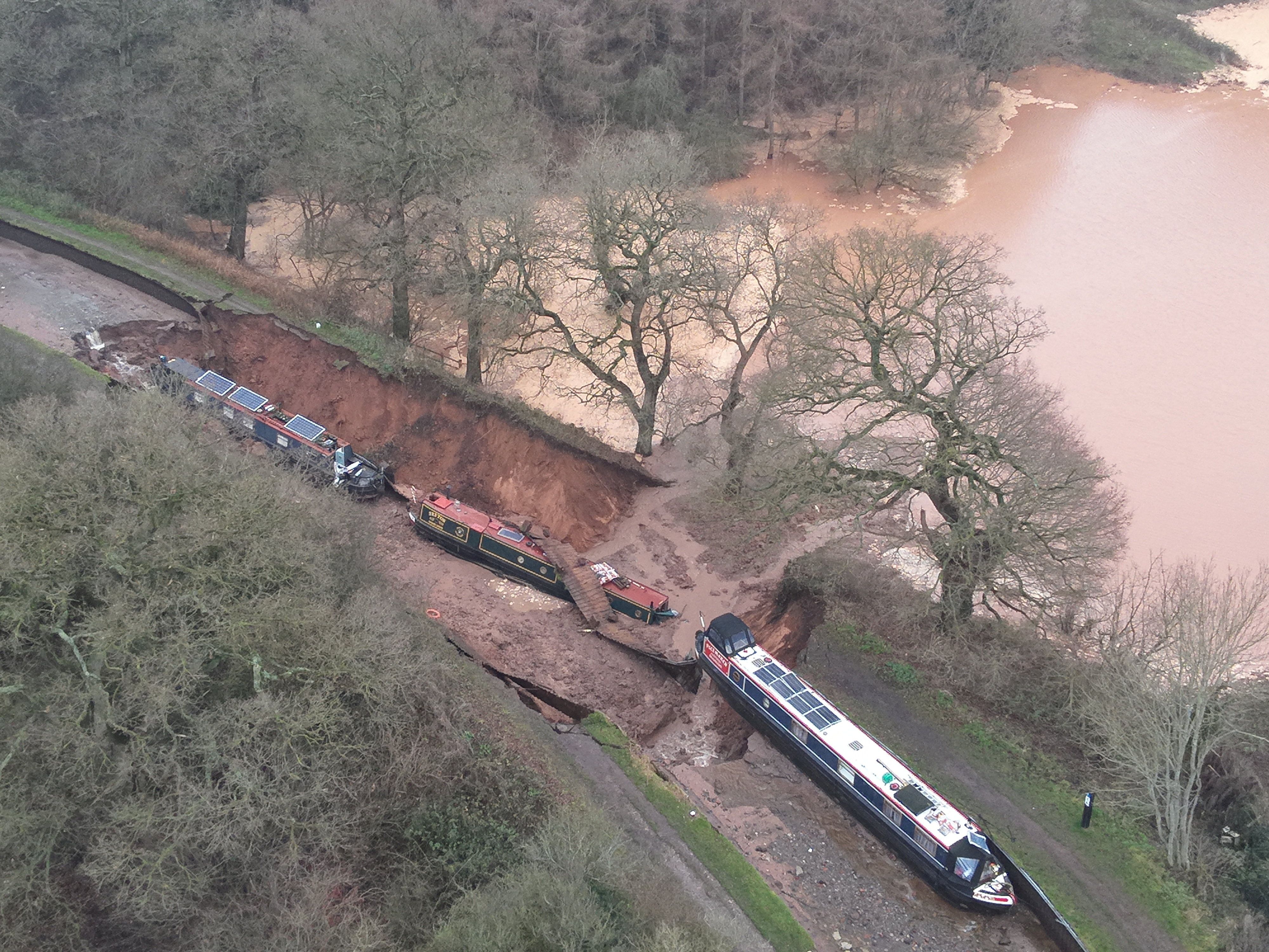 Heute.at - Riesiges Loch reißt Hausboote in die Tiefe