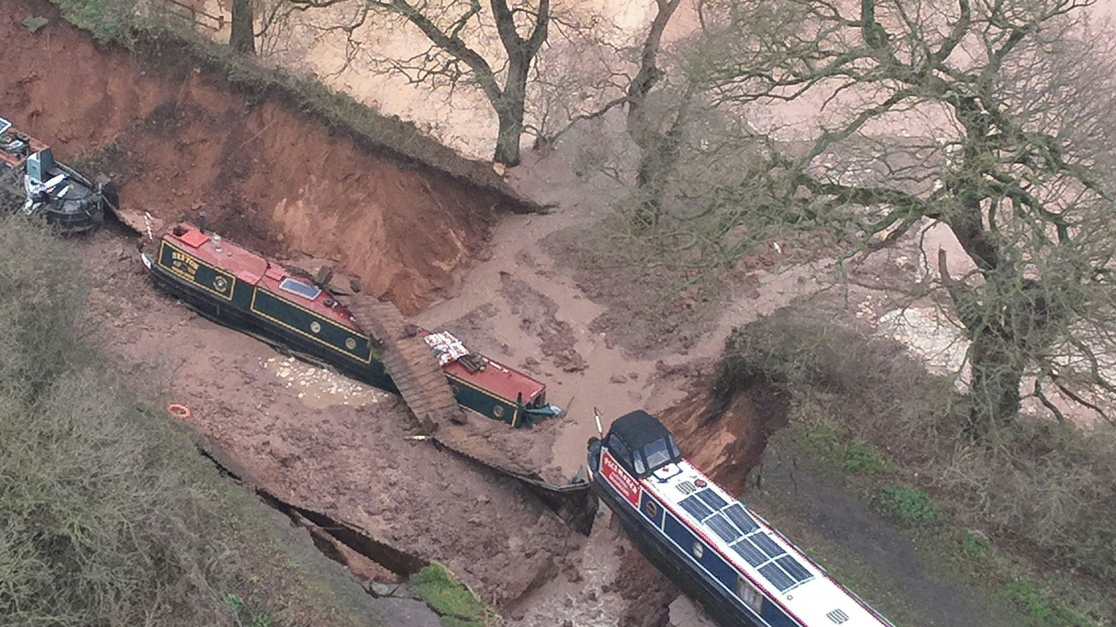 Heute.at - Riesiges Loch reißt Hausboote in die Tiefe