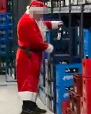 Weihnachtsmann sorgt in deutschem Supermarkt für Lacher: Ein Video zeigt Santa beim Bierkauf – Kunden amüsiert, Szene geht viral.