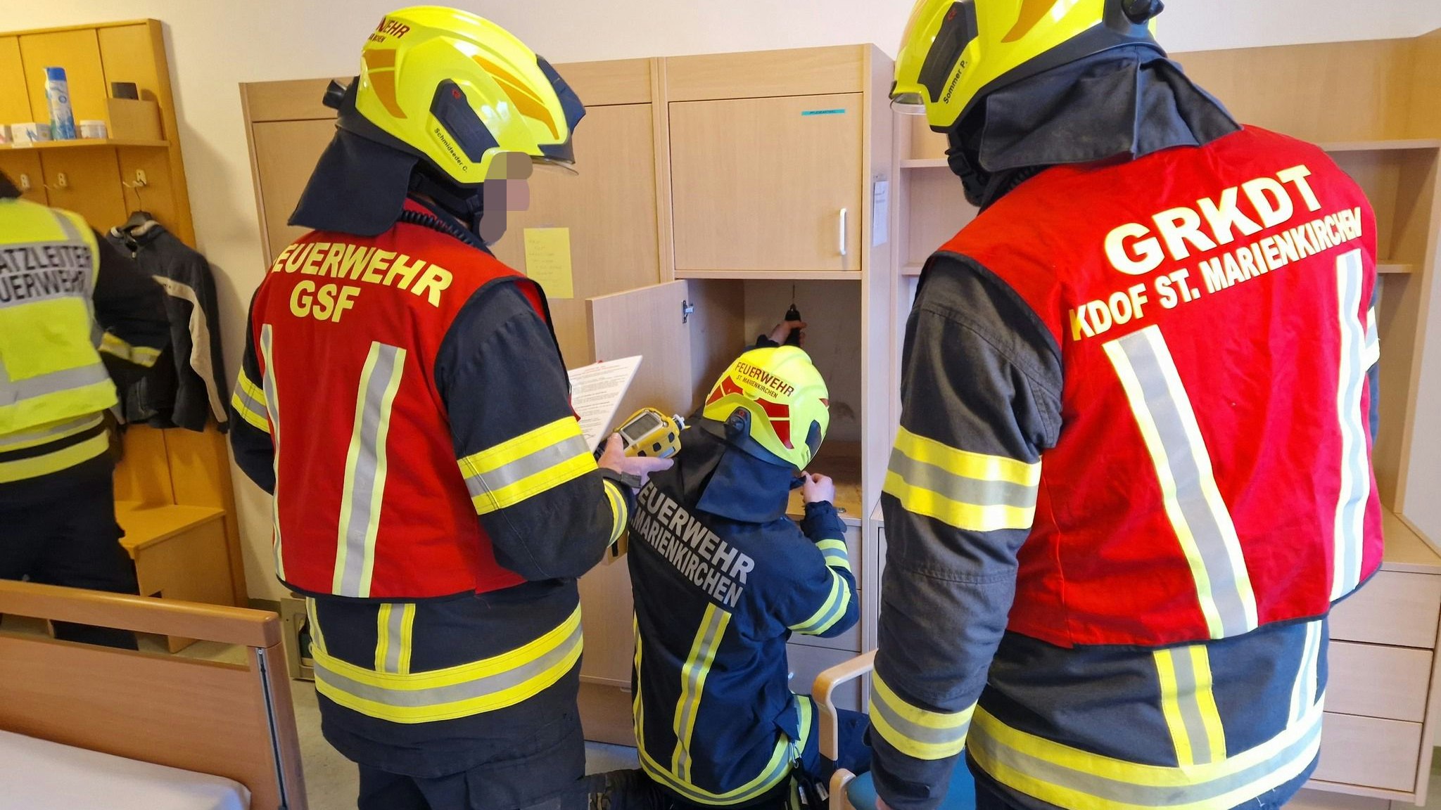 Die Einsatzkräfte brachten den defekten Kühlschrank ins Freie.