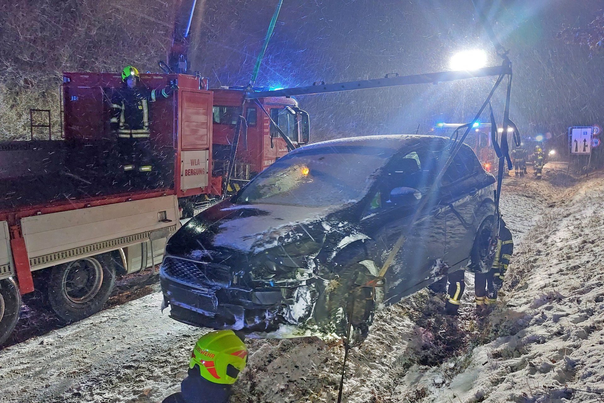 Heute.at - Auto rutscht zu Weihnachten von B5 - Lenker hat Glück