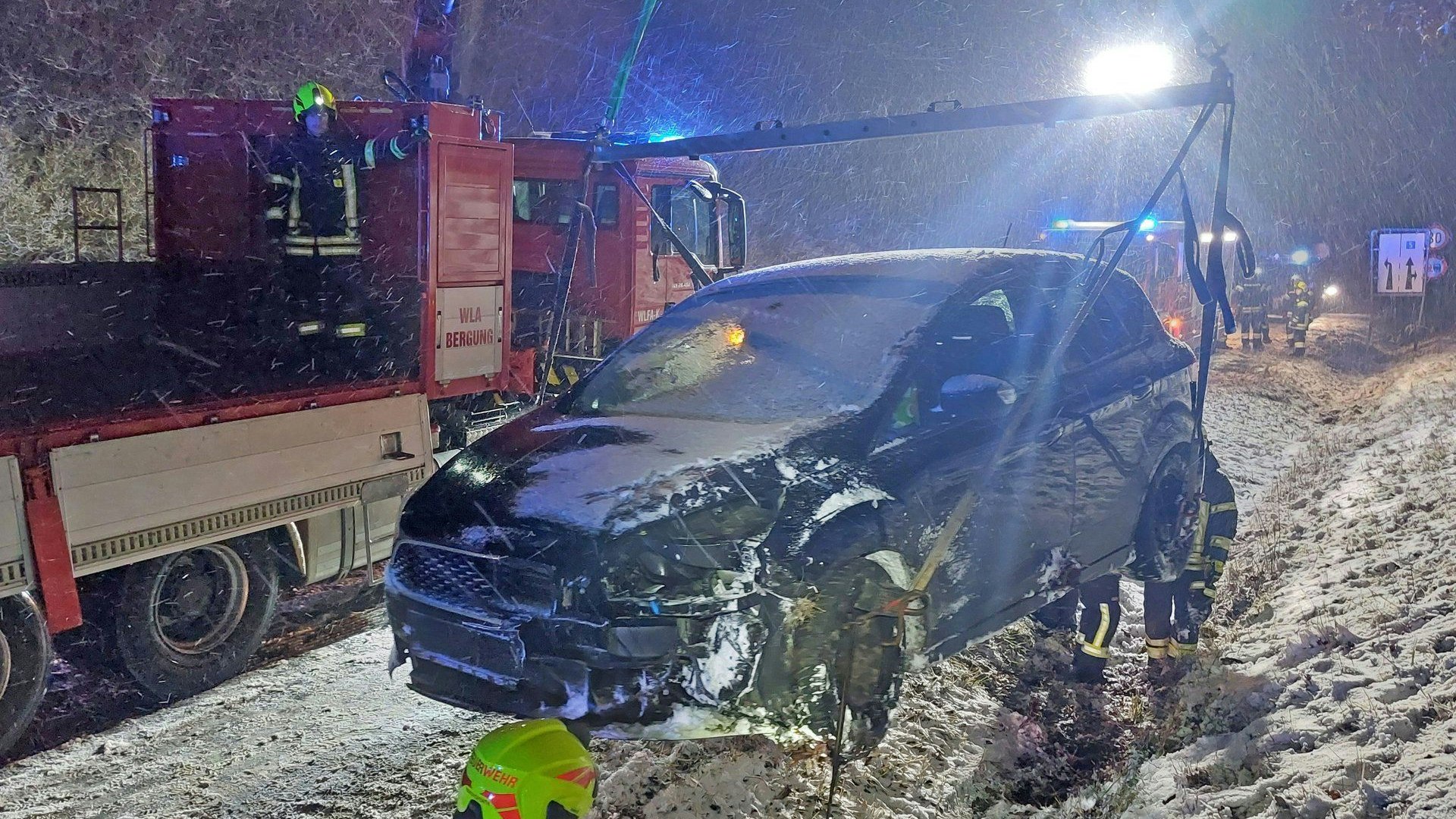 Heute.at - Auto rutscht zu Weihnachten von B5 - Lenker hat Glück