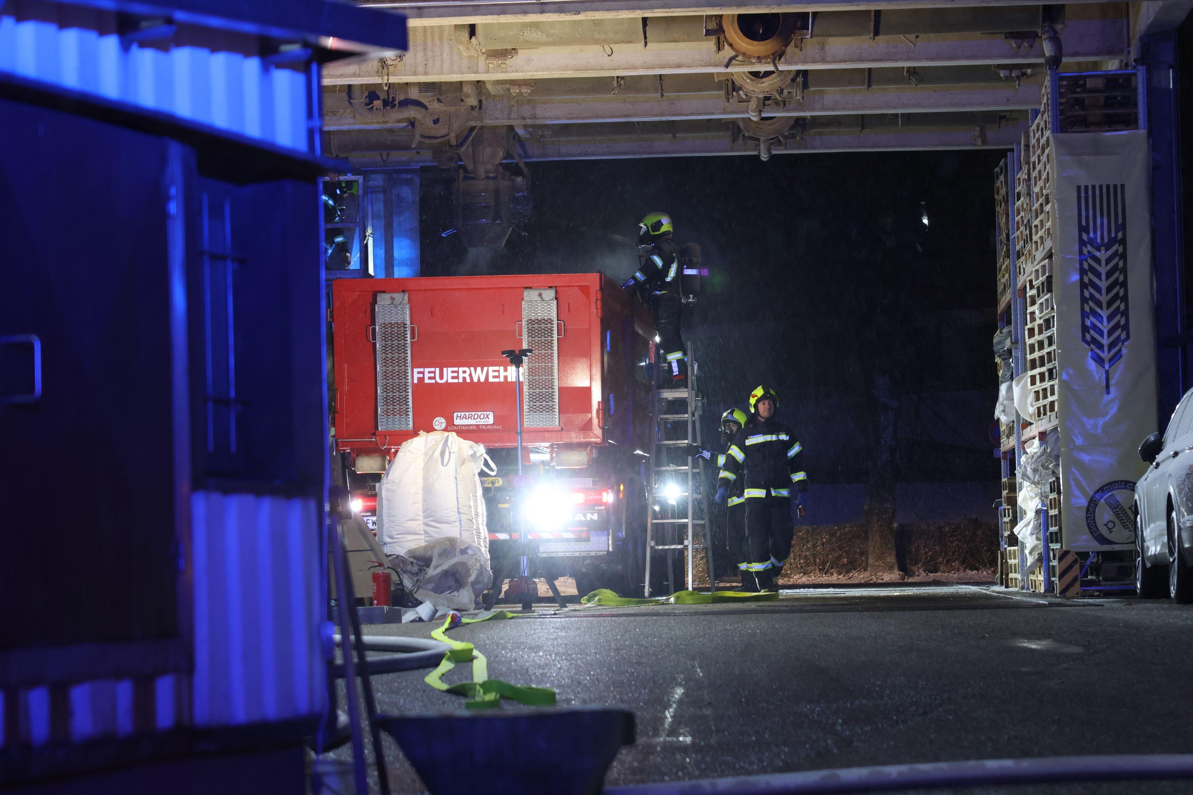 Heute.at - Feuerwehr steht am Heiligen Abend im Dauereinsatz