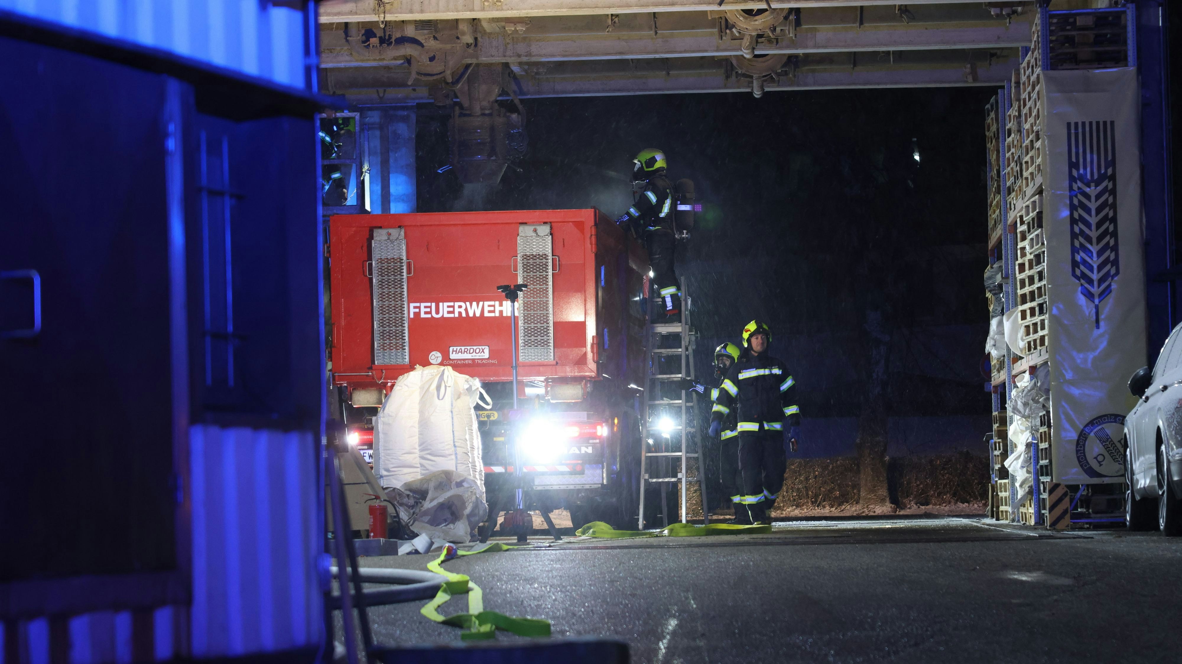 Heute.at - Feuerwehr steht am Heiligen Abend im Dauereinsatz