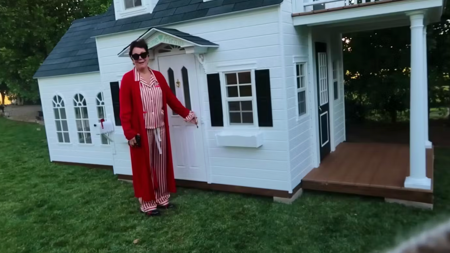 Kris Jenner ganz begeistert vom Mini-Haus.