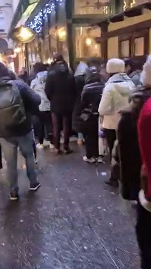 Wiener Schnitzel: Vor Weihnachten sorgt ein Ansturm auf das Kult-Lokal Figlmüller für meterlange Schlangen in der Wiener Innenstadt.