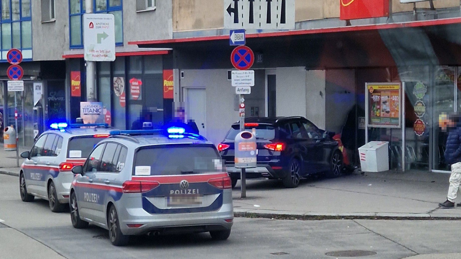 Heute.at - SUV kommt am Gürtel von Straße ab, donnert in Diskonter