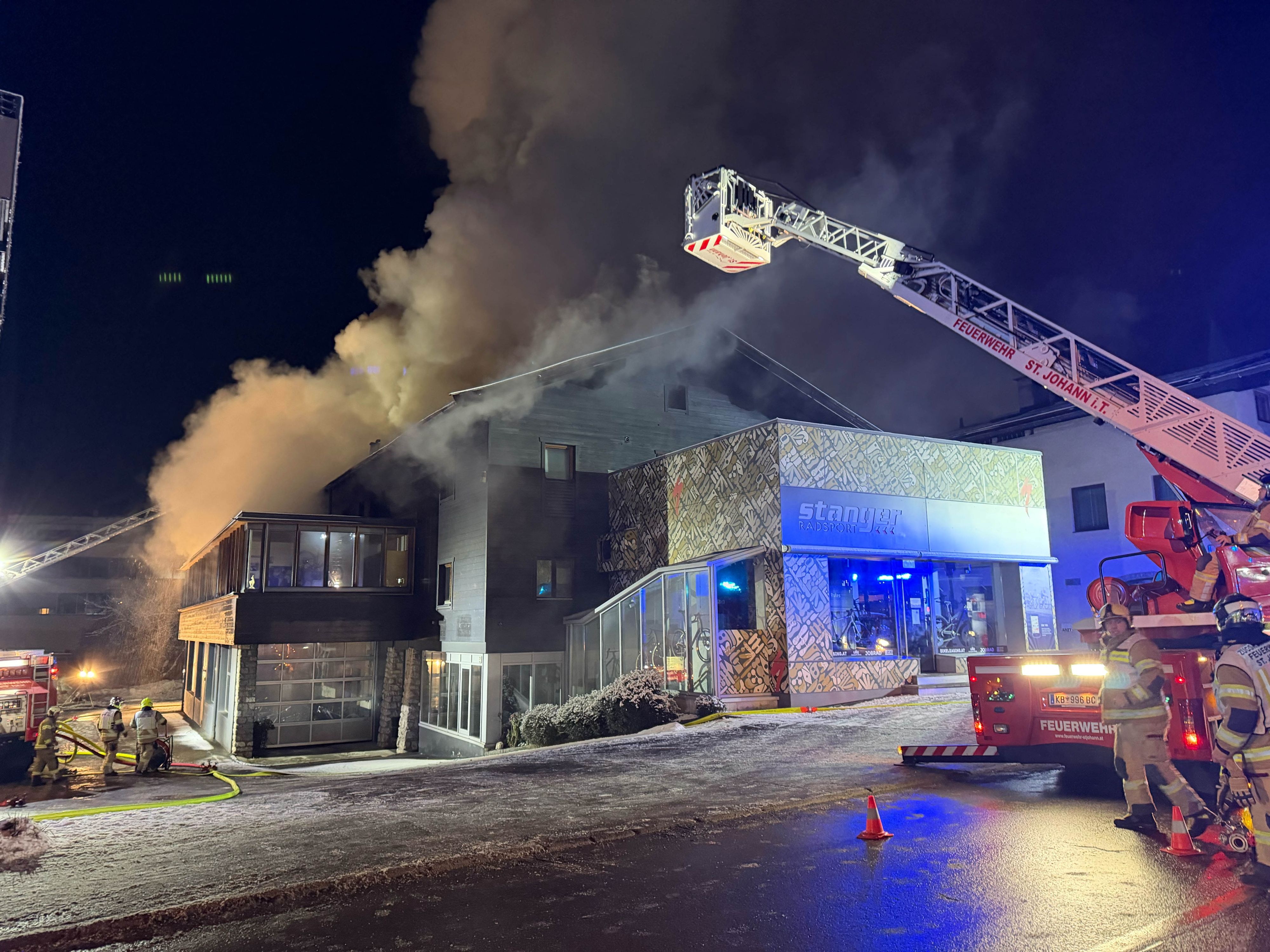 Heute.at - Drama zu Weihnachten – 7 Bewohner aus Haus gerettet
