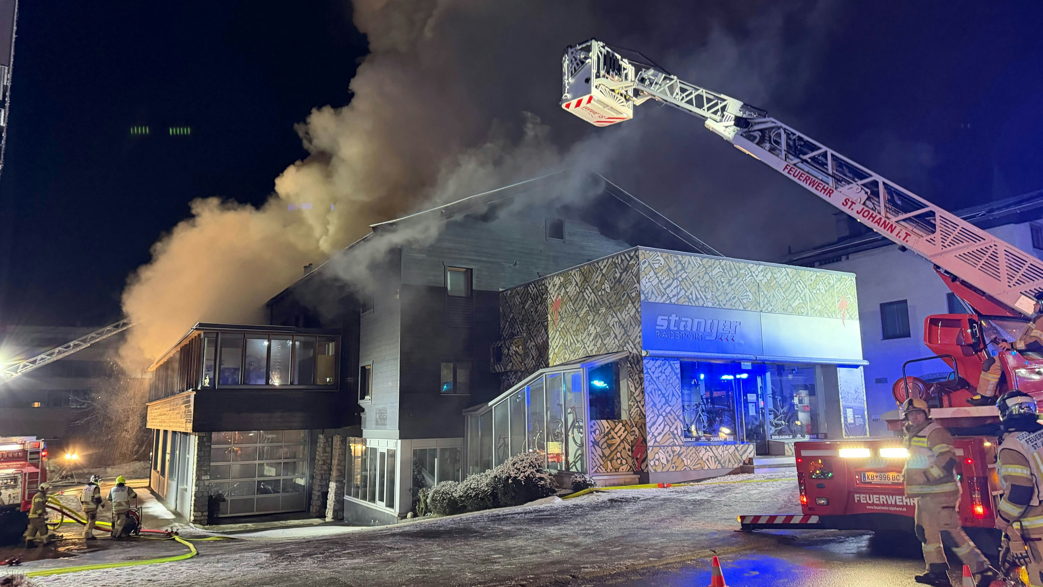 Heute.at - Drama zu Weihnachten – 7 Bewohner aus Haus gerettet