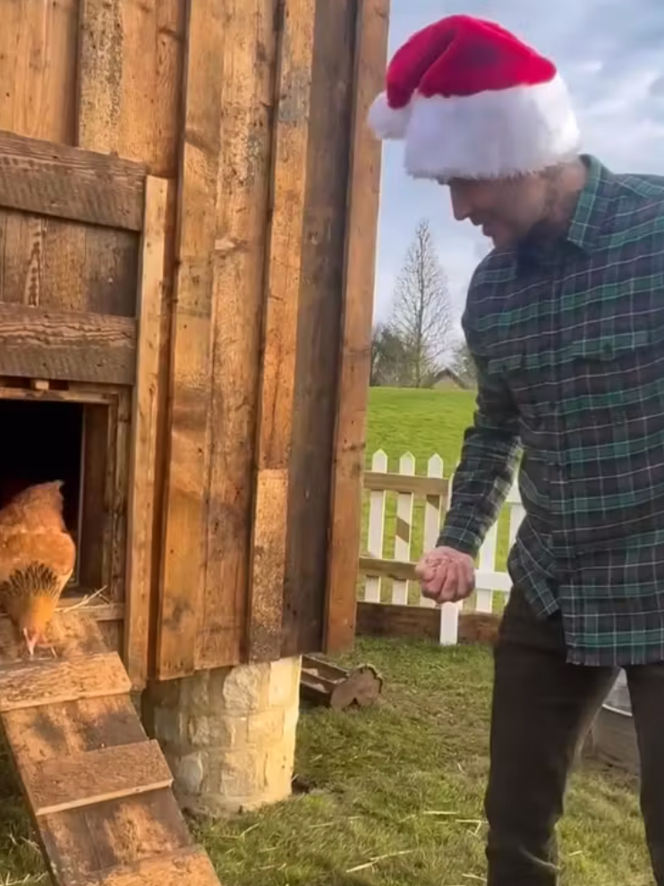 David Beckham freut sich mit seinen Hühnern.