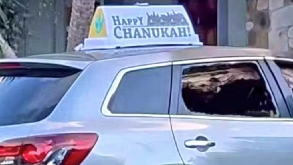 Heute.at - Auto mit Happy Chanukka-Schild geht in Flammen auf