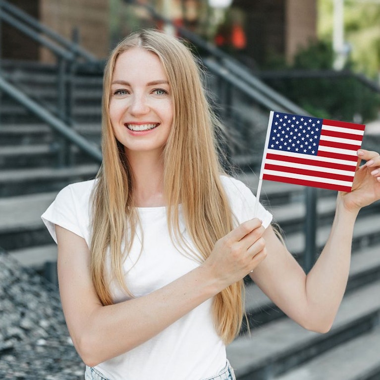 Lehrer und Eltern sind begeistert, die Ergebnisse begeistern weniger. Über 2.100 Schulen in den USA probieren bereits die Vier-Tage-Woche aus, am Montag bleiben die Kinder daheim. Wie es zu der Entscheidung kam und welche Folgen sie hat.