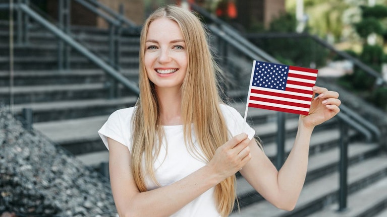 Lehrer und Eltern sind begeistert, die Ergebnisse begeistern weniger. Über 2.100 Schulen in den USA probieren bereits die Vier-Tage-Woche aus, am Montag bleiben die Kinder daheim. Wie es zu der Entscheidung kam und welche Folgen sie hat.