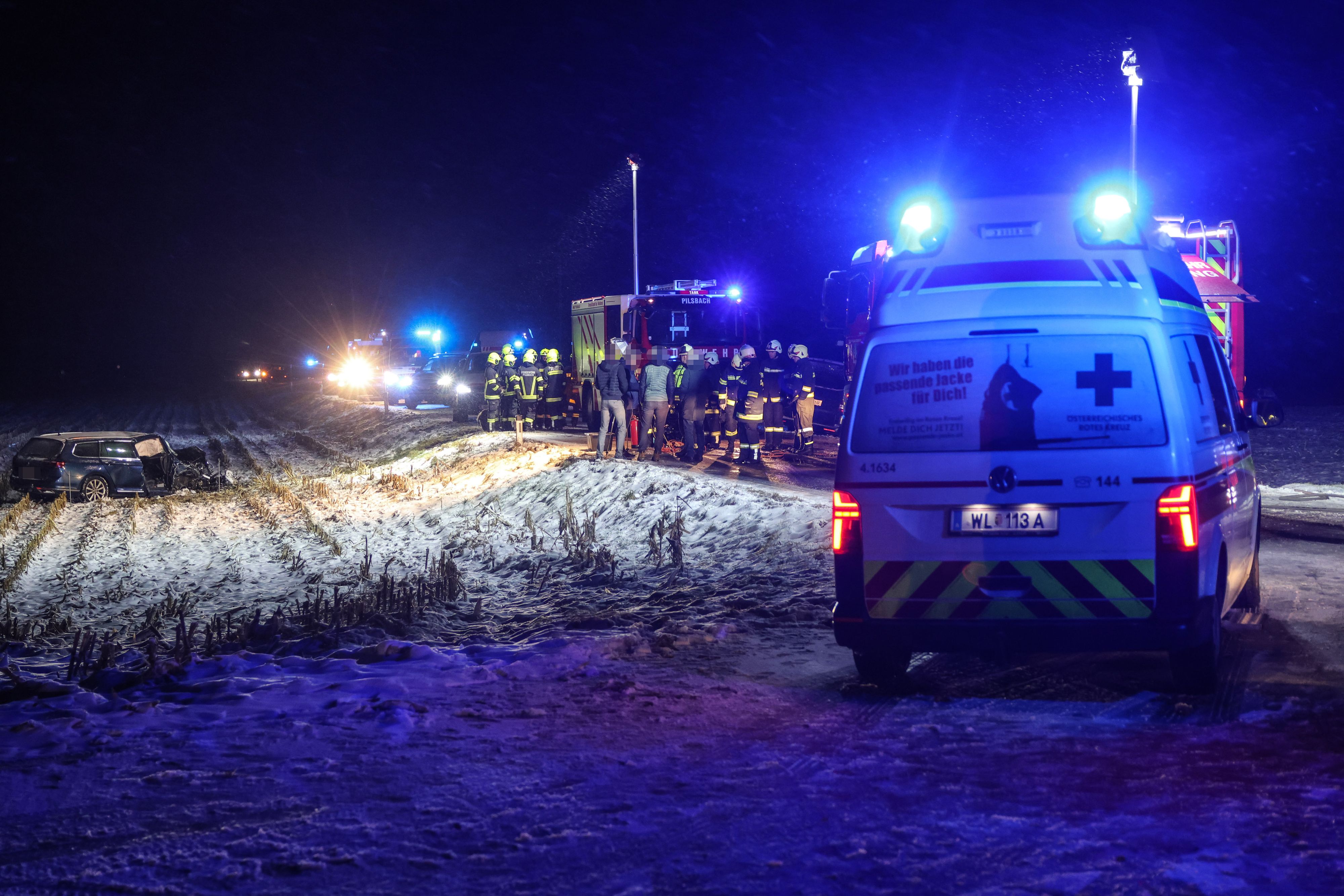 Heute.at - Schwerer Crash zu Weihnachten – Frau in Auto gefangen
