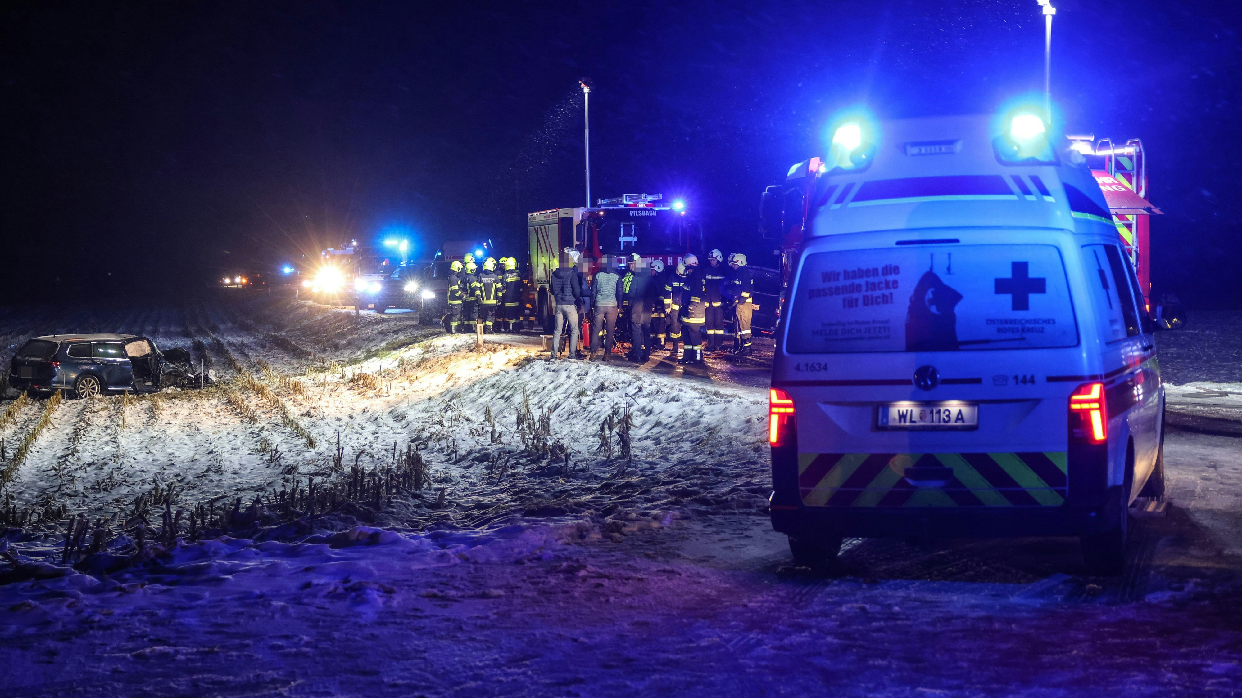 Heute.at - Schwerer Crash zu Weihnachten – Frau in Auto gefangen