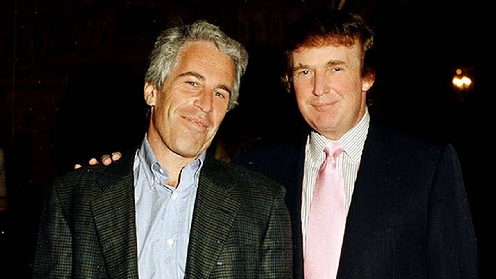 Jeffrey Epstein und Donald Trump – hier auf einer Aufnahme aus Trumps Anwesen in Mar-a-Lago, 1997 – sollen über einen langen Zeitraum befreundet gewesen sein.