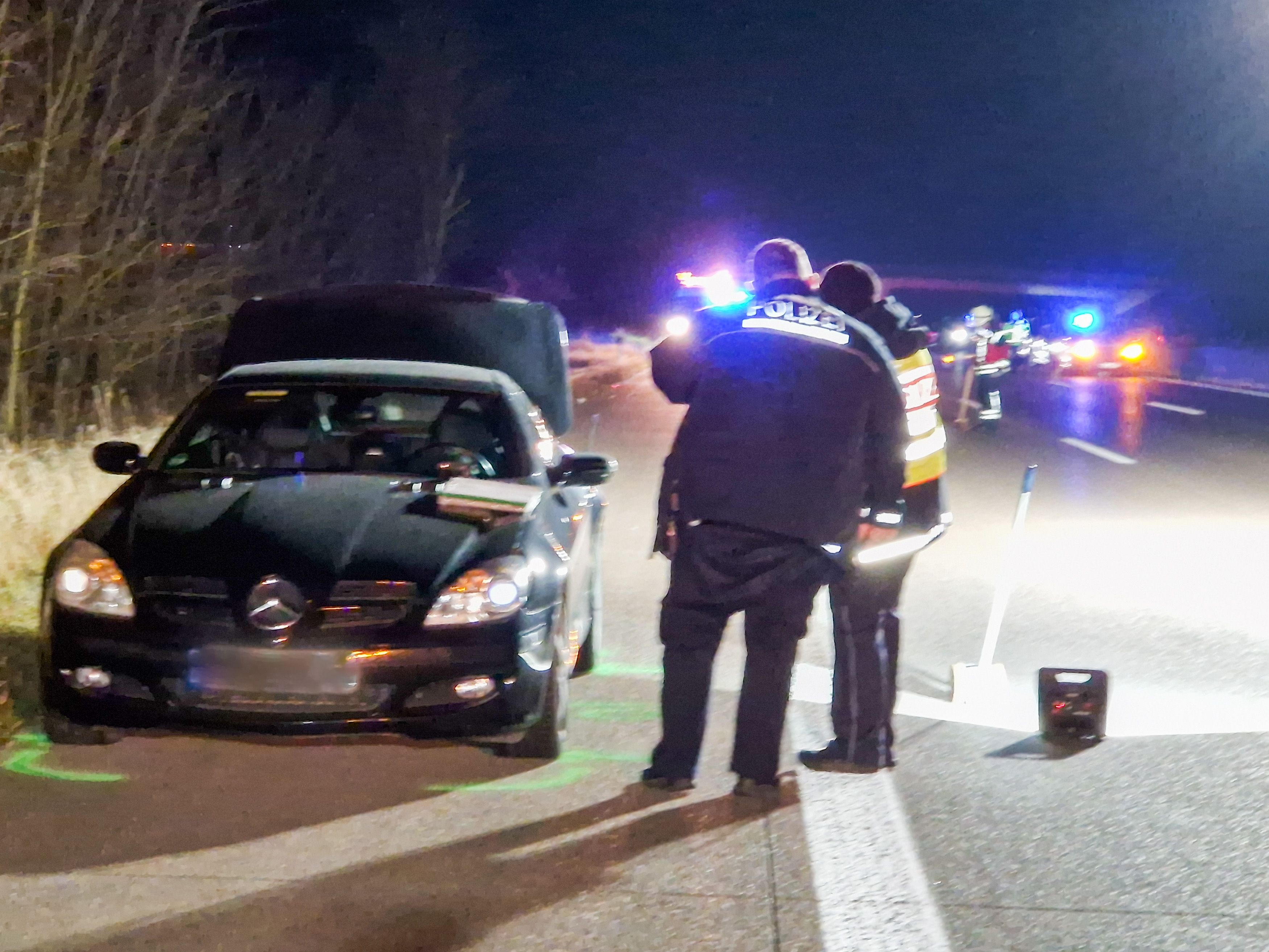 Heute.at - Mercedes-Lenker auf Autobahn von Renault erfasst – tot