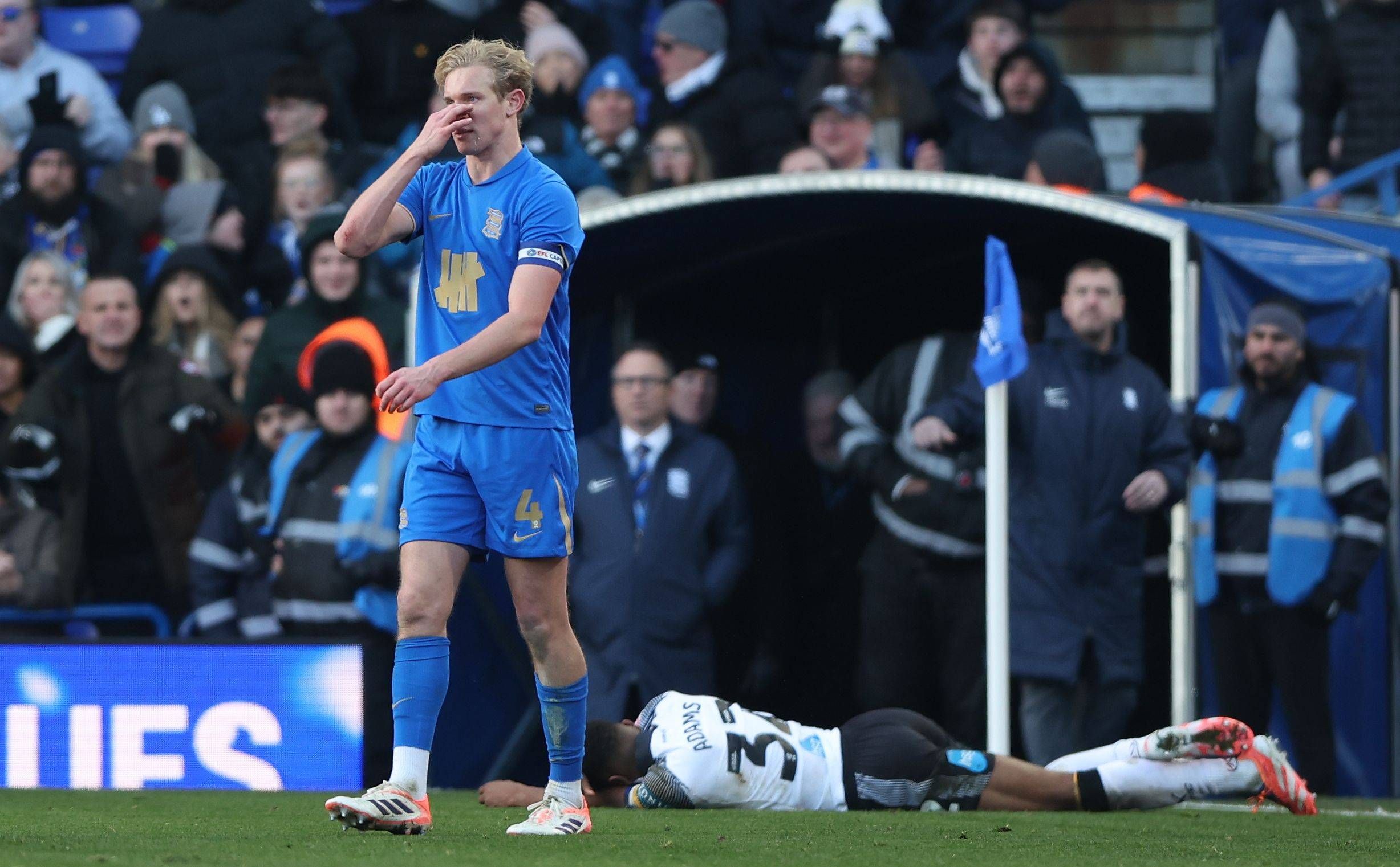 Heute.at - Kung-Fu-Tritt! ÖFB-Verteidiger sieht in England Rot