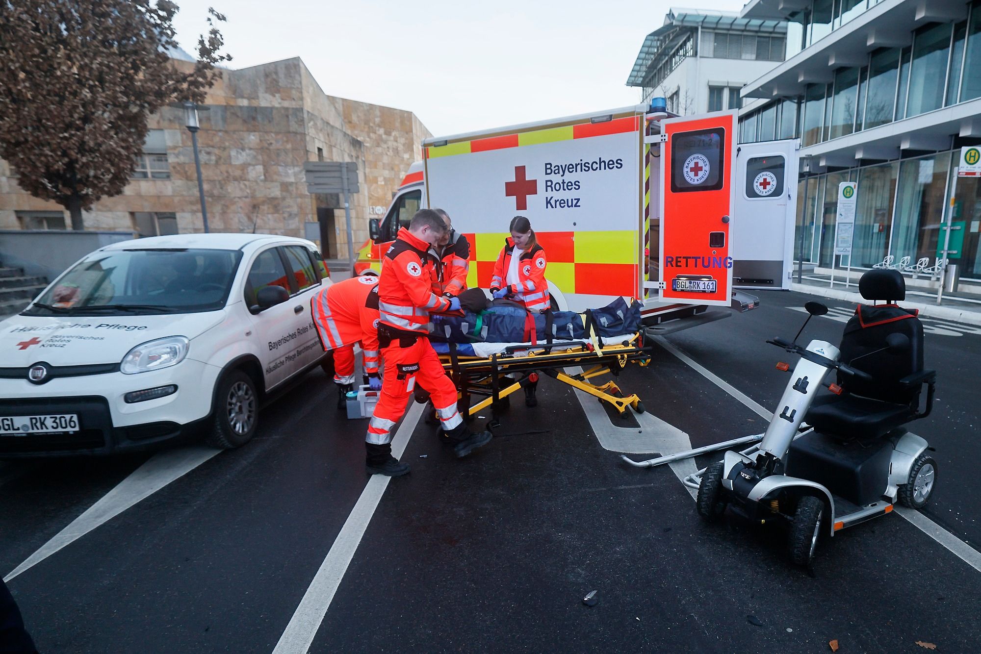 Heute.at - Scheibe vereist! Pkw erfasst Senior auf Elektromobil
