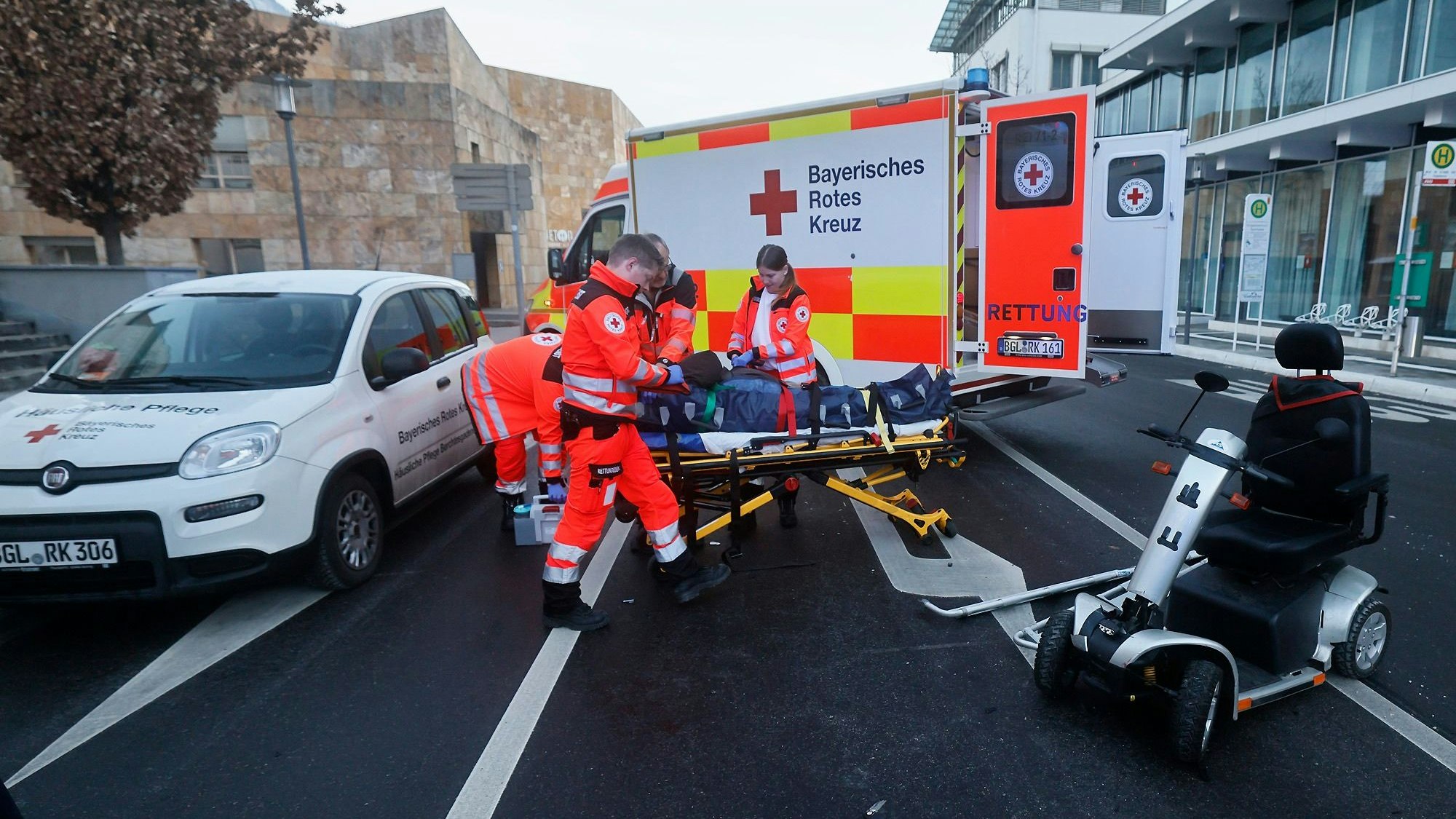 Heute.at - Scheibe vereist! Pkw erfasst Senior auf Elektromobil