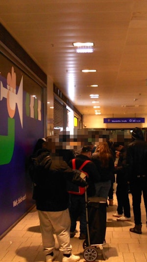 Weihnachten Supermärkte Wien: Neuer Feiertags-Hotspot am Westbahnhof sorgt für Ansturm, lange Schlangen und rettet vielen den Einkauf an Feiertagen.