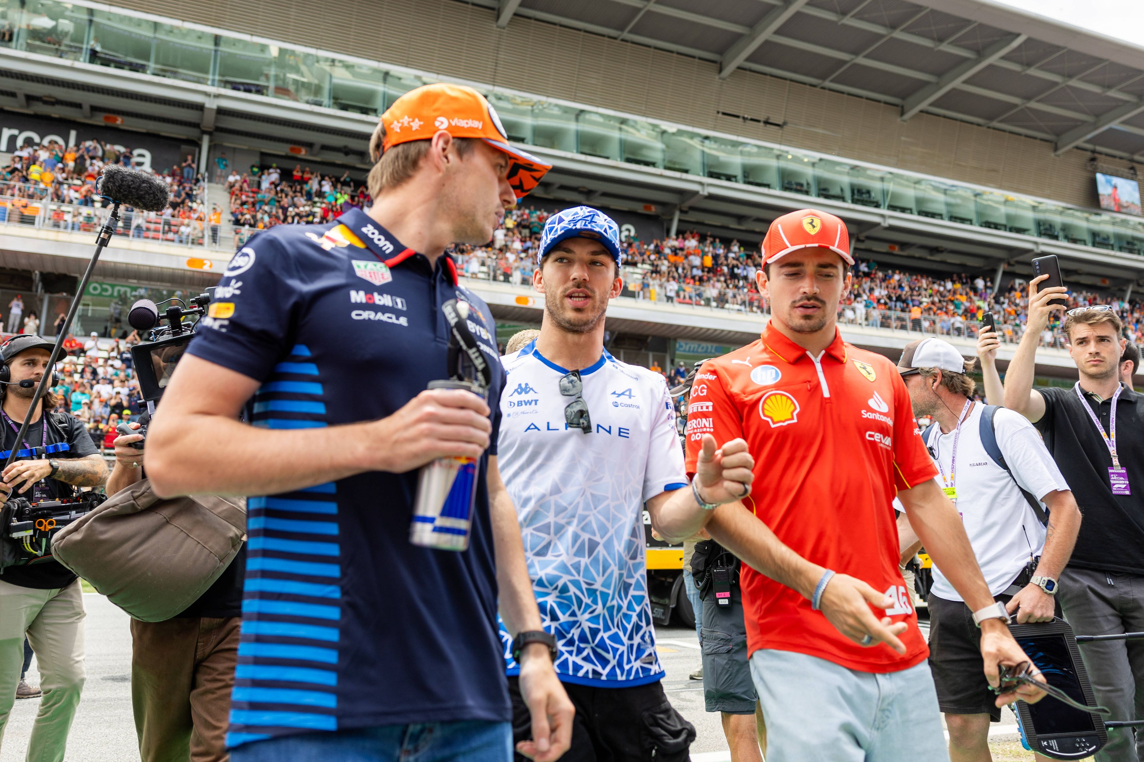 Pierre Gasly und Max Verstappen waren Teamkollegen bei Red Bull. Hier im Gespräch mit Ferrari-Star Charles Leclerc.