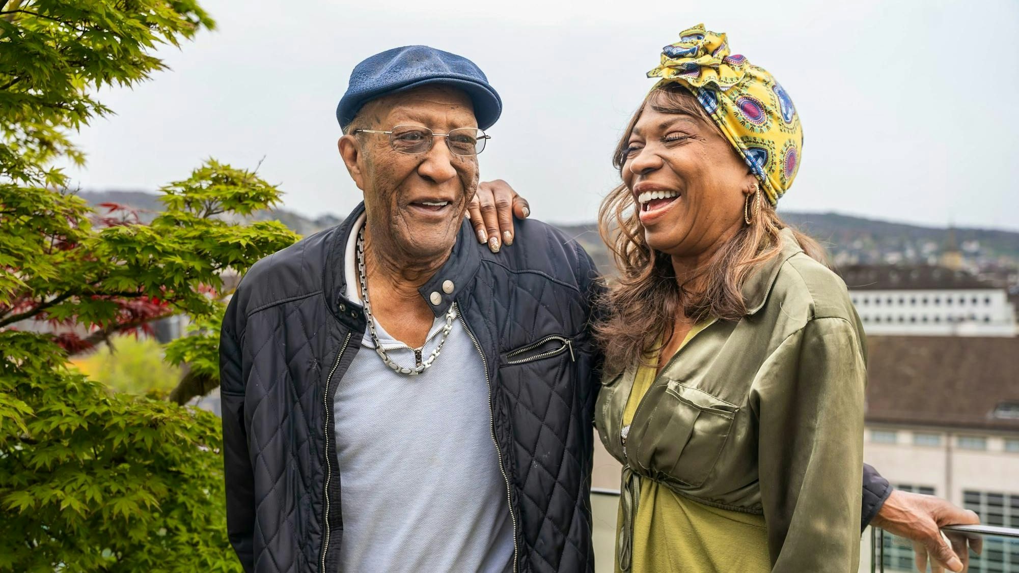 Weil sie zu viel Zeit im Ausland verbracht hatte, droht der US-Amerikanerin nun der Verlust der Aufenthaltsbewilligung. Eine Weile lebt die Sängerin mit ihrem Vater im Kanton Baselland, inzwischen wohnt sie in der Stadt Basel – kann sich beim neuen Kanton jedoch nicht anmelden.