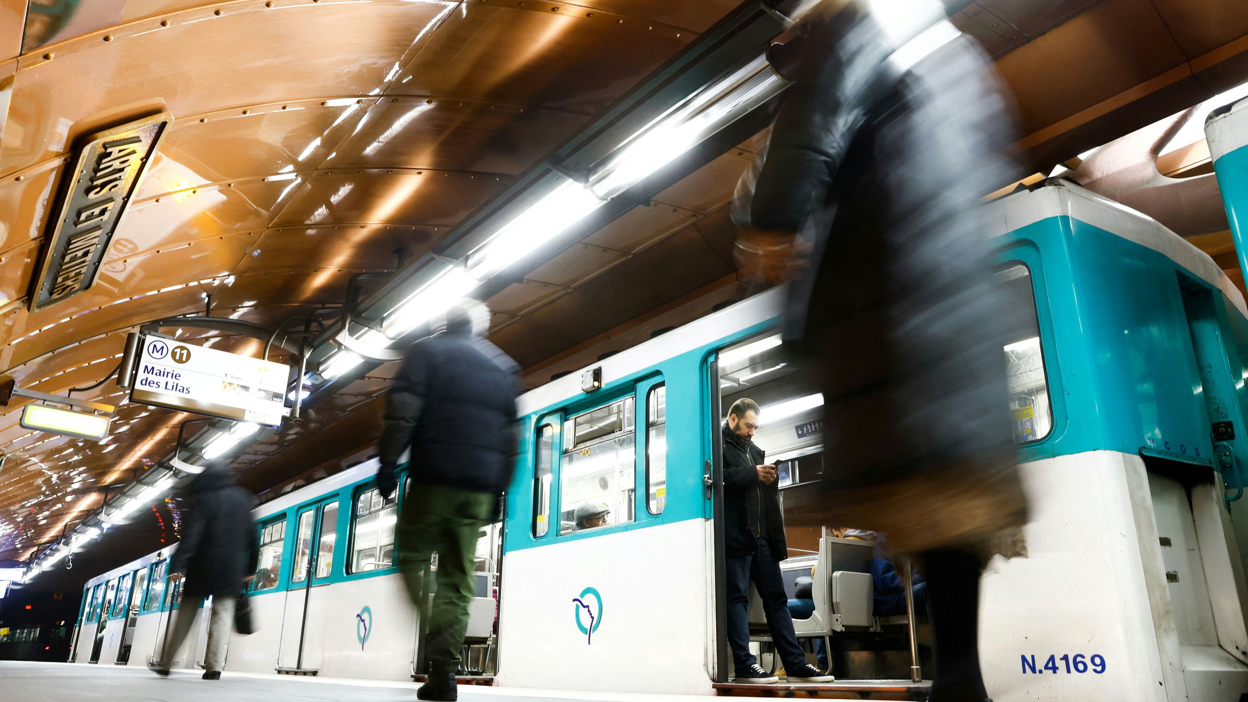 Heute.at - Messer-Attacke in Pariser U-Bahn: Drei Frauen verletzt