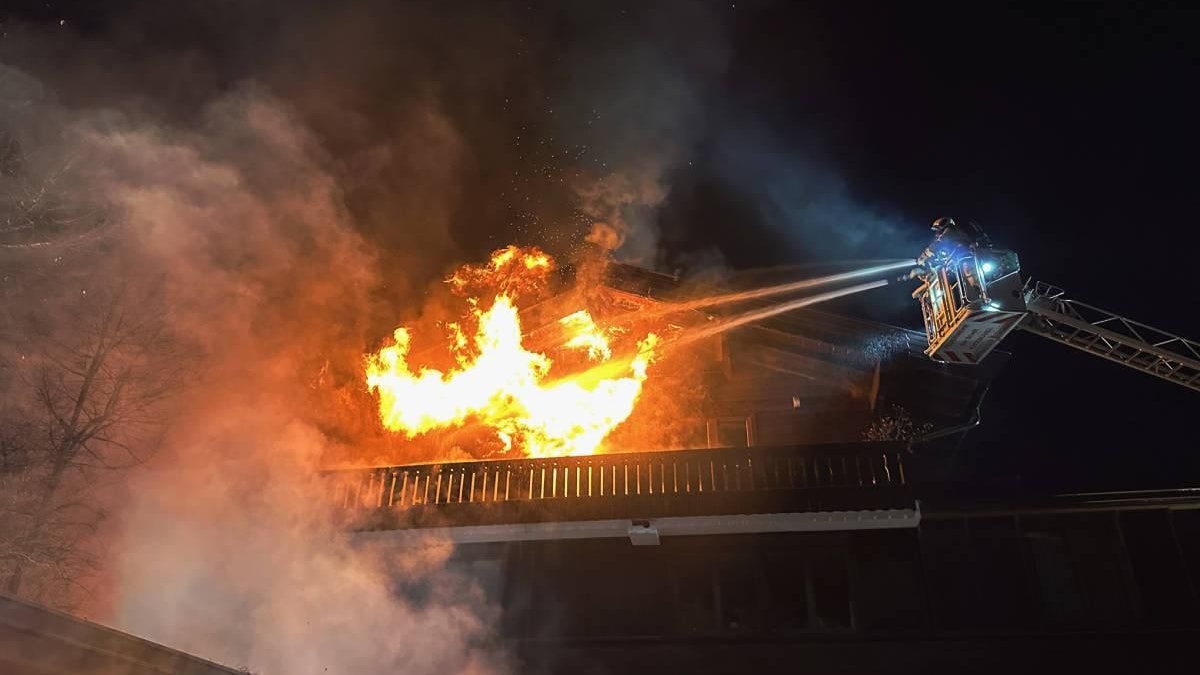 Heute.at - Wohnhaus in Flammen! Feuerwehr muss zweimal ausrücken