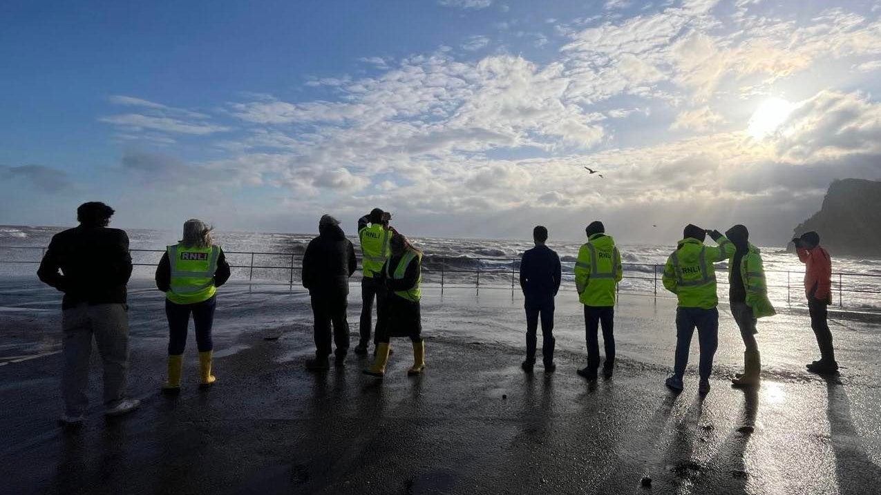 Heute.at - Weihnachtsschwimmen trotz Sturm – zwei Vermisste