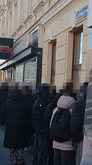 Feuerwerk Wien: Trotz Verbot großer Andrang auf Pyro-Shops. Nur F1-Feuerwerkskörper wie Wunderkerzen sind erlaubt, Strafen bis 3.600 Euro drohen.