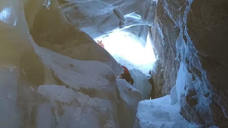 Heute.at - Freerider stürzt in Spalte: Kollegen alarmieren Rettung