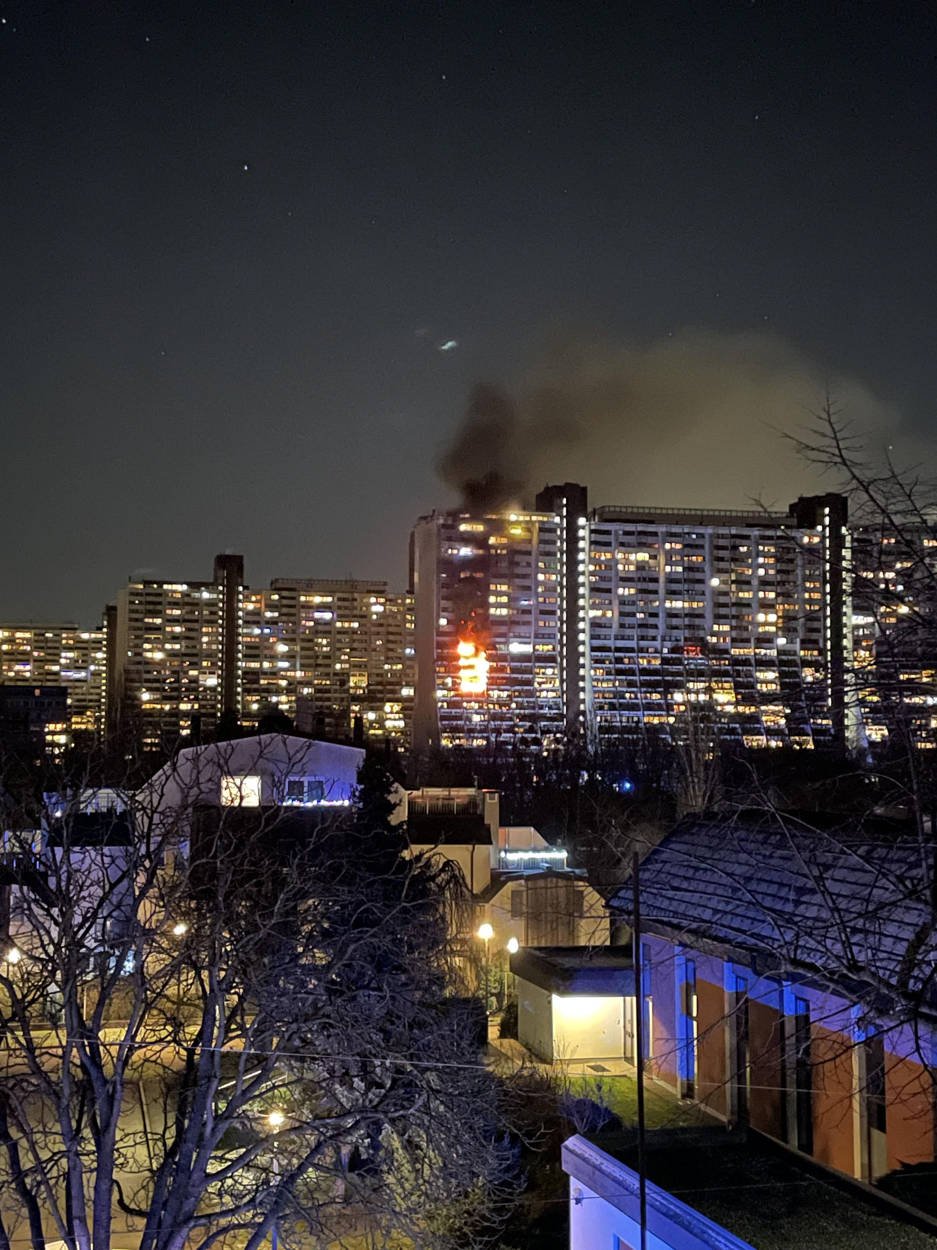 Flammen-Inferno in Wiener Hochhaus! Für eine Person kam jede Hilfe zu spät.