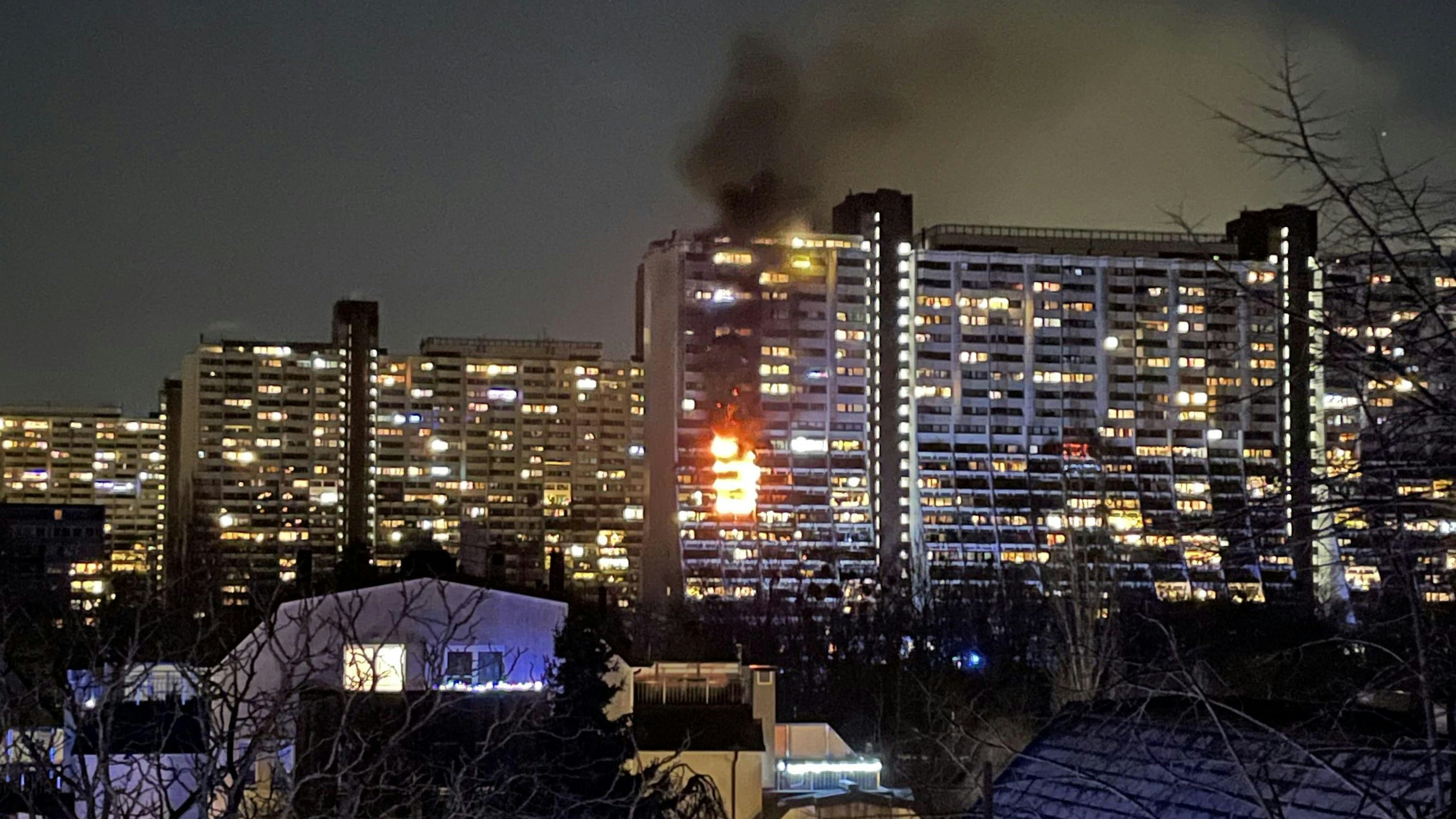 Flammen-Inferno in Wiener Hochhaus!