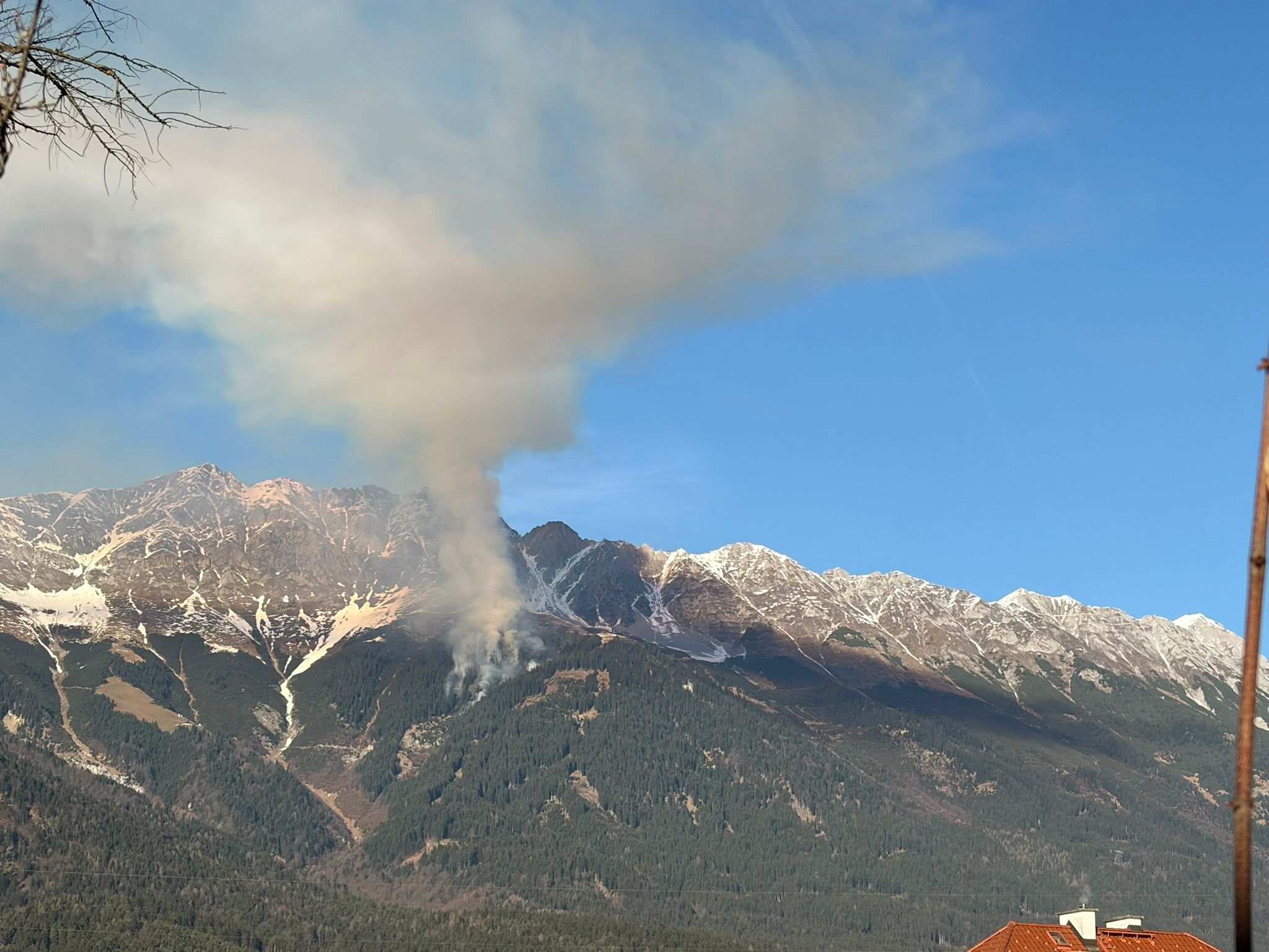 Heute.at - Flammen-Inferno in Tirol: Heli kam erst nach 75 Minuten