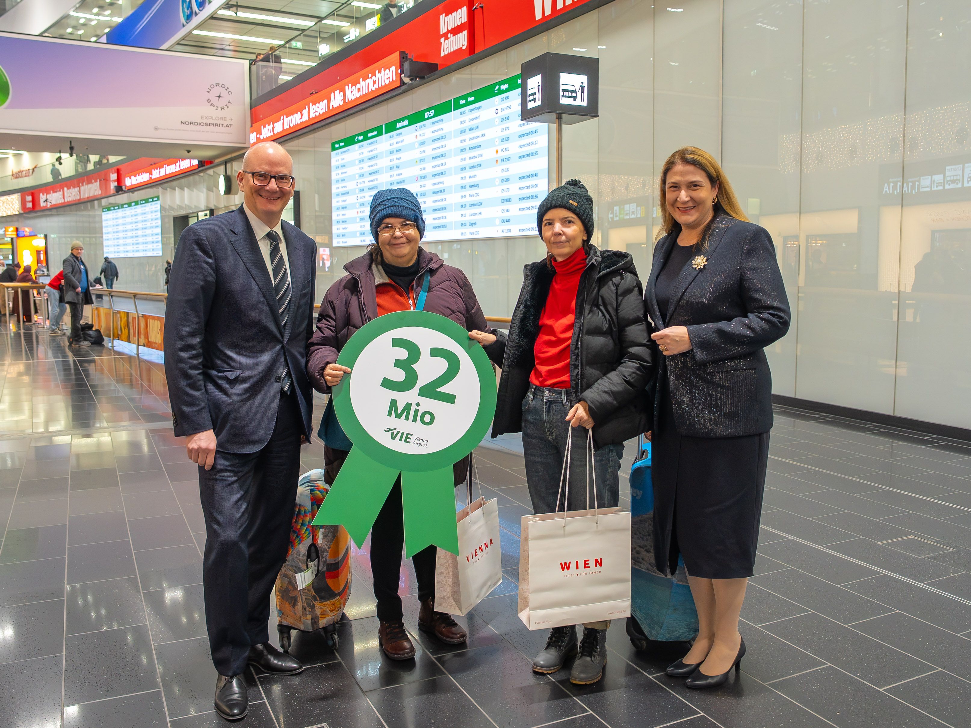 Flughafen Wien-Vorstand Julian Jäger und Wiens Finanz- und Wirtschaftsstadträtin Barbara Novak begrüßen Angela und ihre Schwester Carmen aus Bukarest bei ihrer Ankunft am Flughafen Wien.