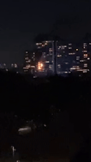 Wohnungsbrand Wien-Liesing: Flammen-Inferno im Hochhaus fordert ein Todesopfer. Feuerwehr rettet mehrere Personen, zahlreiche Wohnungen beschädigt.