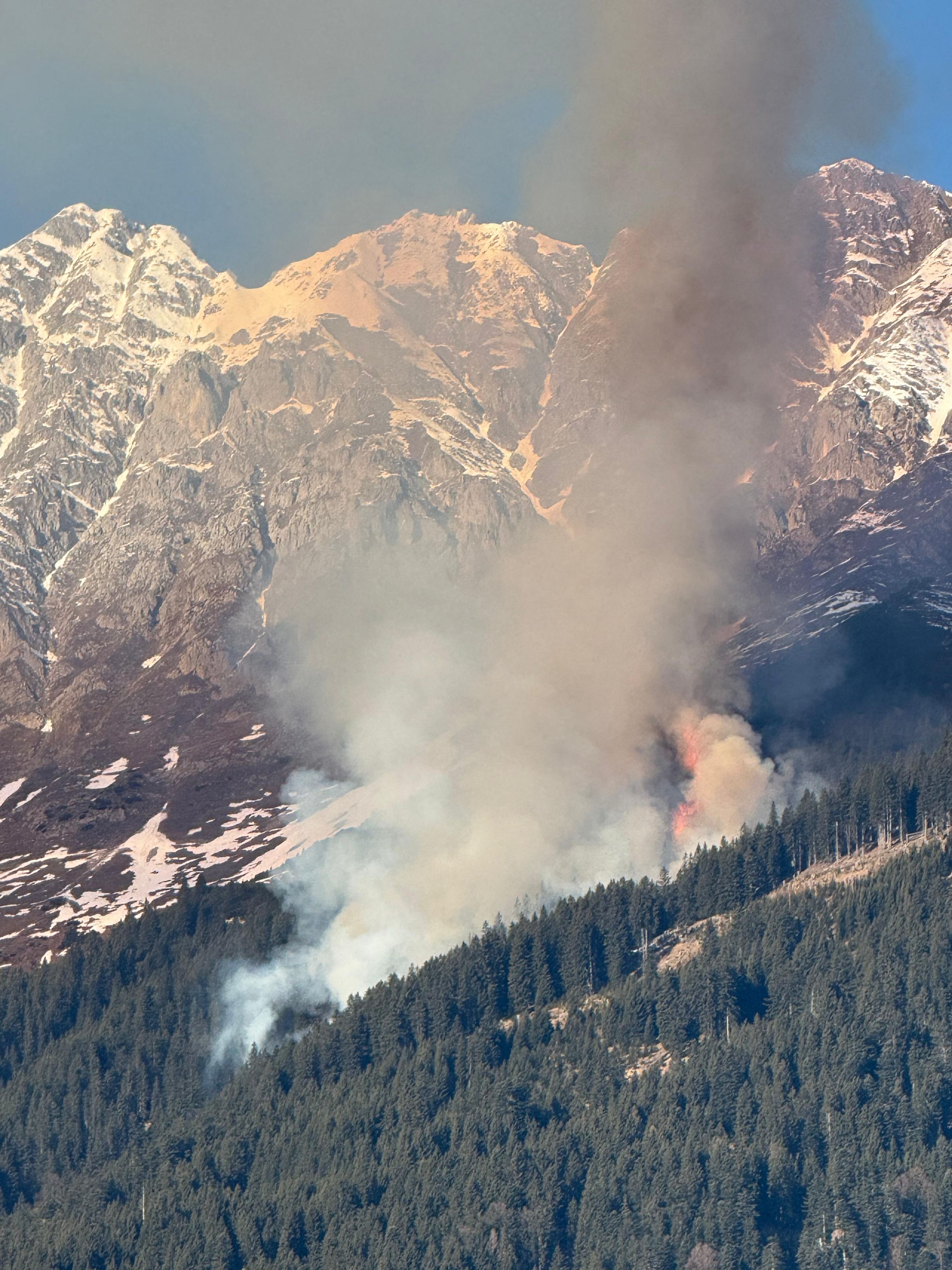Großer Waldbrand auf der Innsbrucker Nordkette – Feuer weithin sichtbar!