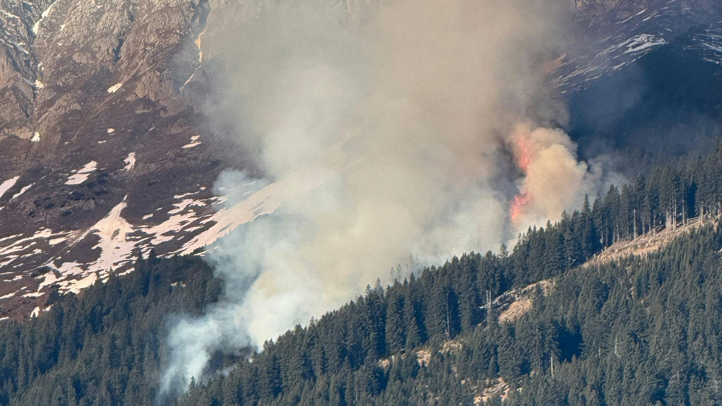 Großer Waldbrand auf der Innsbrucker Nordkette – Feuer weithin sichtbar!