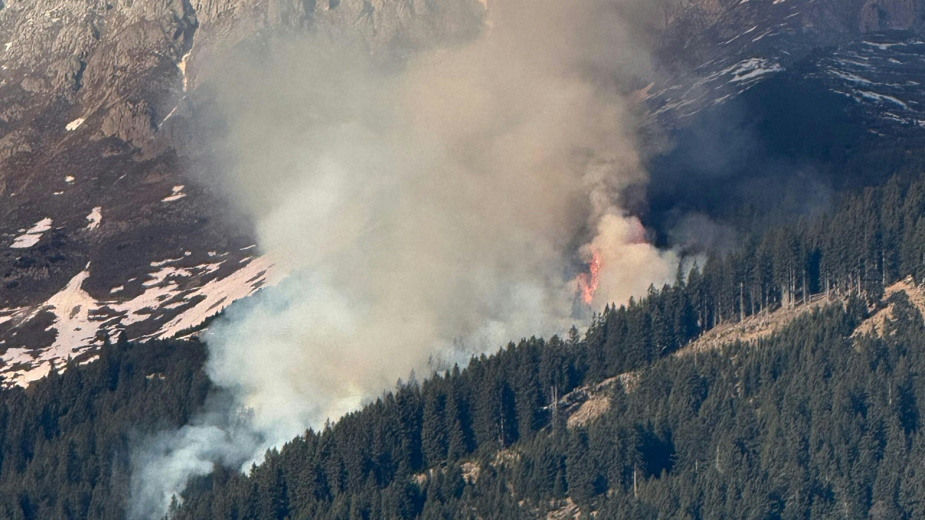 Großer Waldbrand auf der Innsbrucker Nordkette – Feuer weithin sichtbar!
