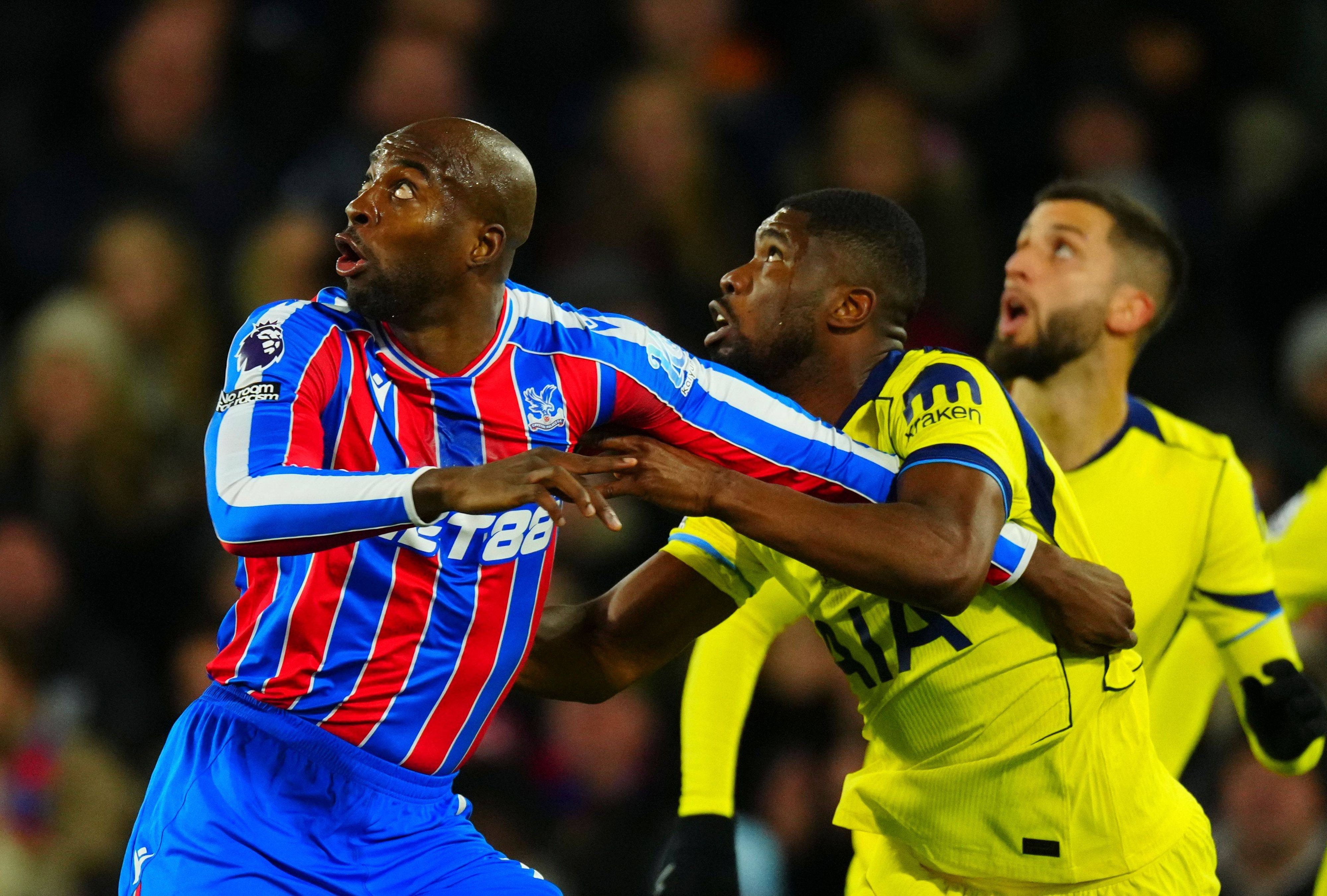 Kevin Danso (r.) gewann gegen Crystal Palace.