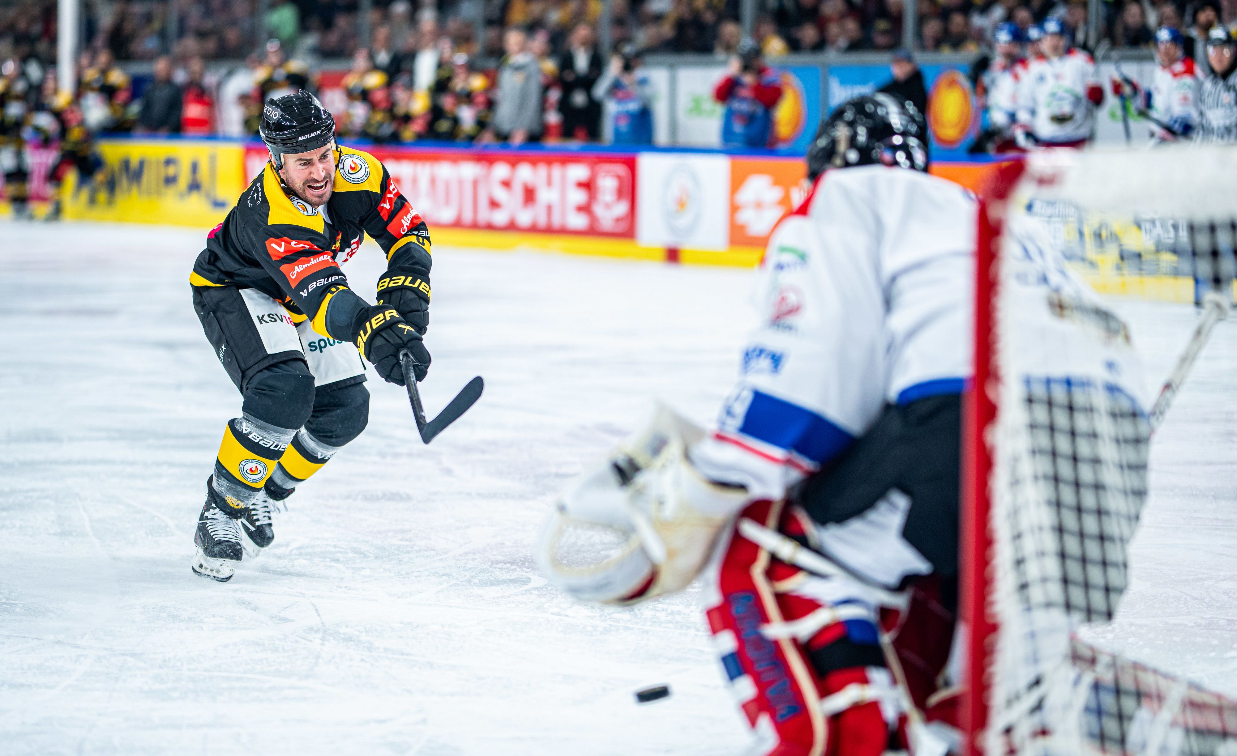 Rafi Rotter beim Legendenmatch für die Caps Heroes gegen NHL-Ikone Dominik Hasek der tschechischen All-Stars.
