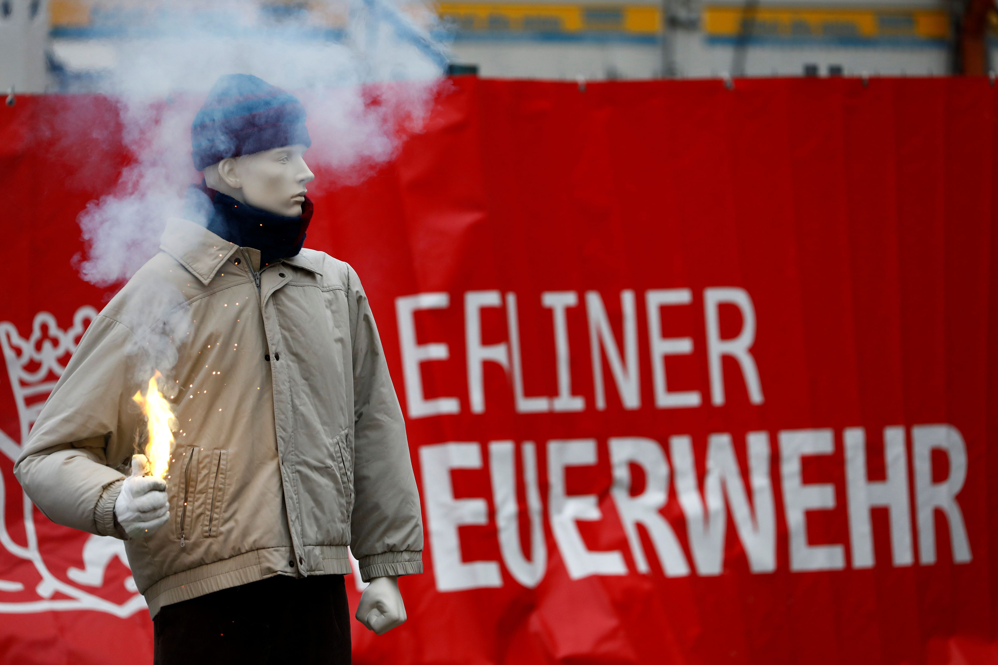 Bei einer Vorführung der Berliner Feuerwehr wurde gezeigt, wie rasch man sich beim hantieren mit illegalen Böllern schwer verletzen kann (Archivbild, 2019)