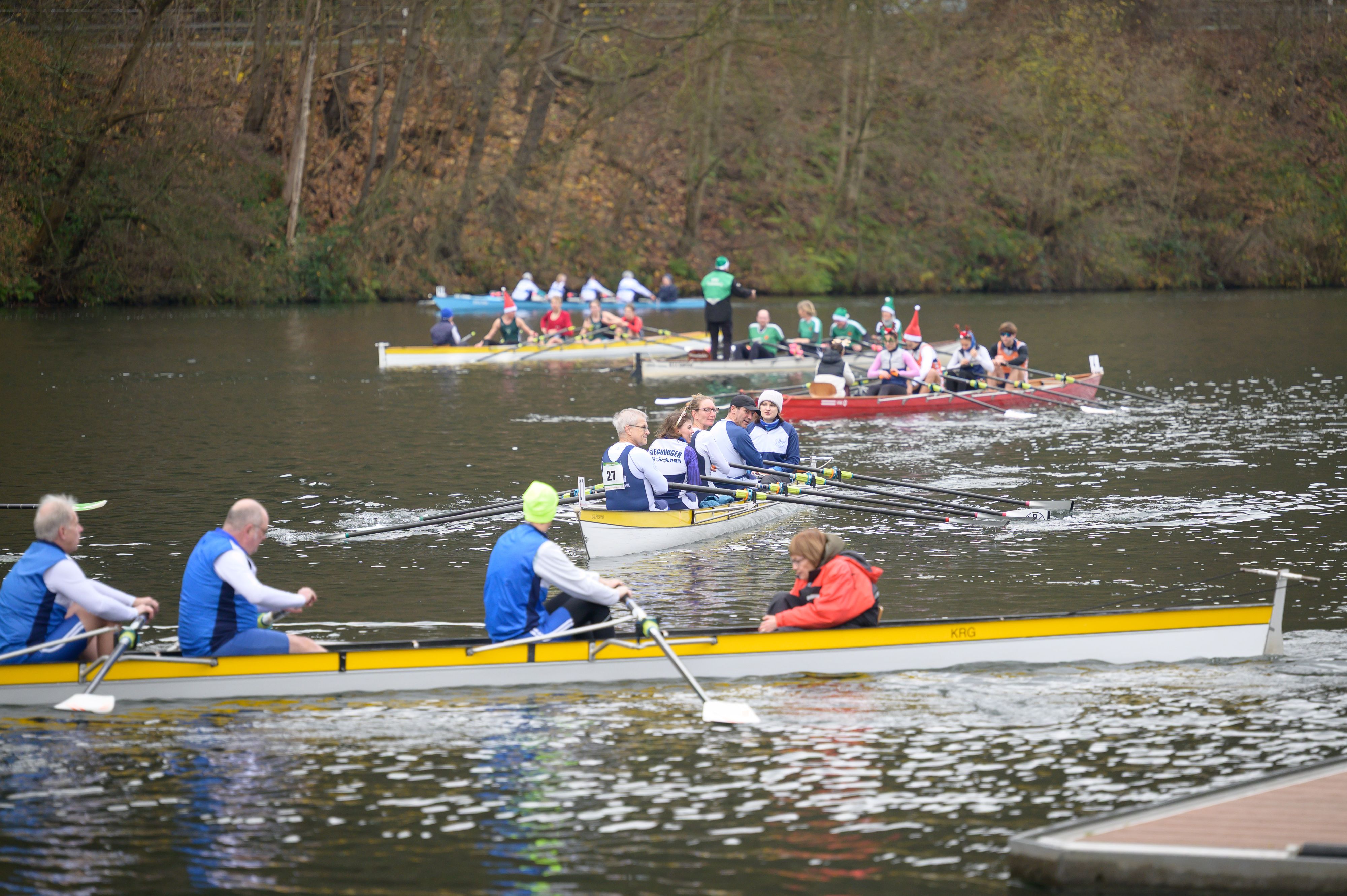 Mehrere Ruderer stürzten ins Wasser. (Symbolbild)
