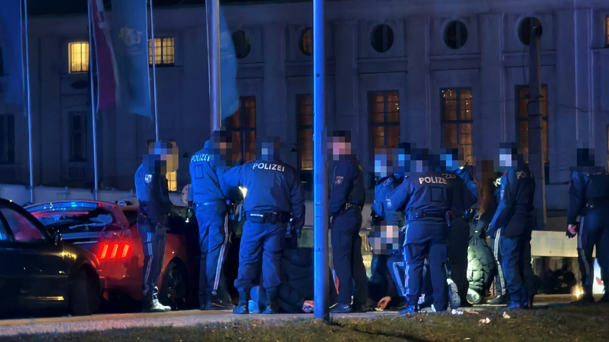Heute.at - Messer-Drohung in Wiener Park! Waffe in Auto gefunden
