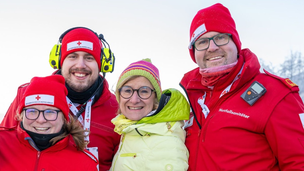 Landeshauptfrau Johanna Mikl-Leitner mit Freiwilligen des Roten Kreuzes, die am Weltcup-Wochenende im Einsatz sind.