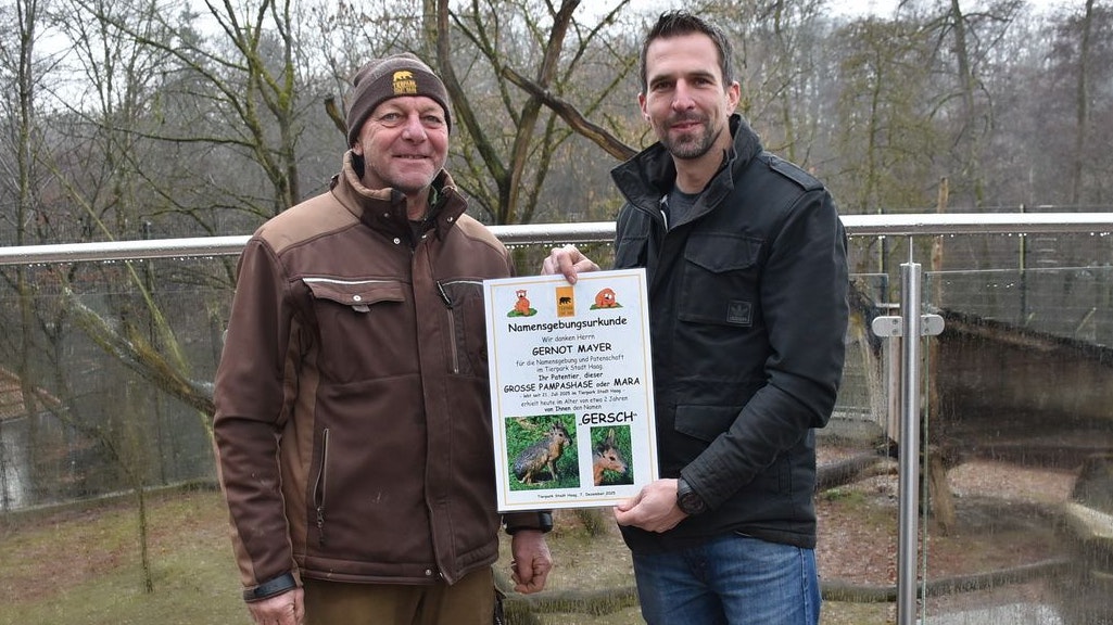 Gernot Mayer (r.) mit Tierpfleger Stefan Hammelmüller und der Urkunde für "Gersch"