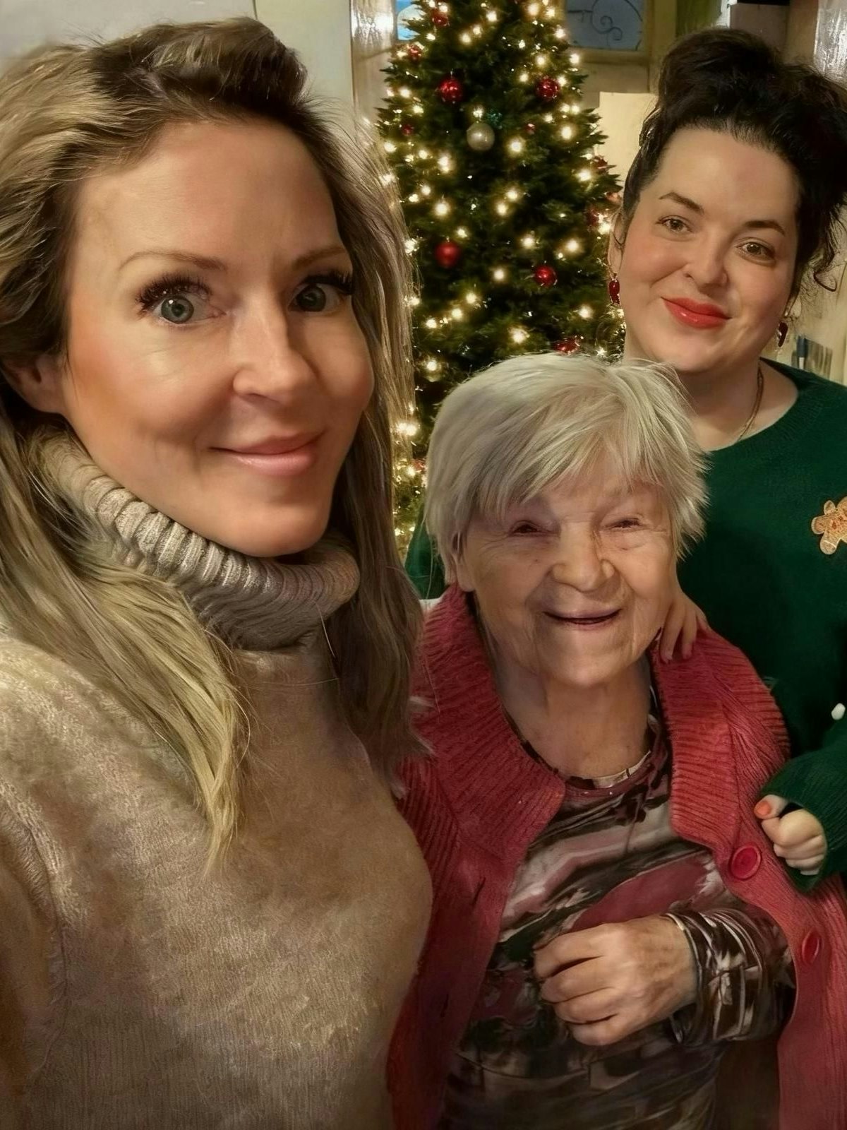 Simone Lugner mit ihrer Schwester und ihrer Oma